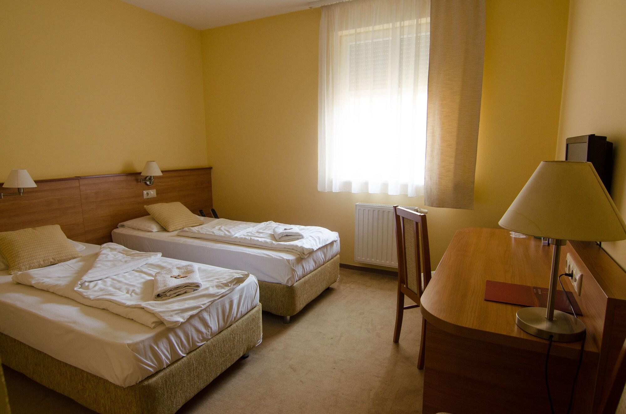 Hotel Civitas Sopron Esterno foto