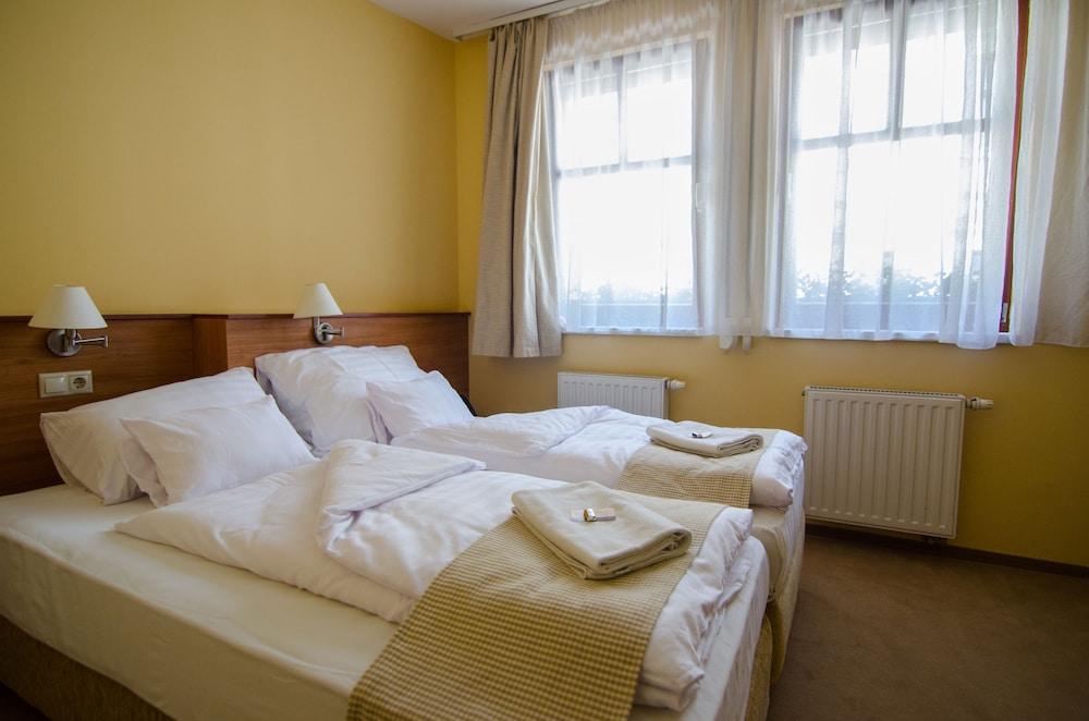 Hotel Civitas Sopron Esterno foto